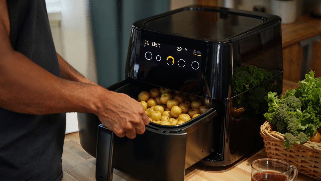 Confira 5 jeitos práticos de desengordurar sua air fryer.