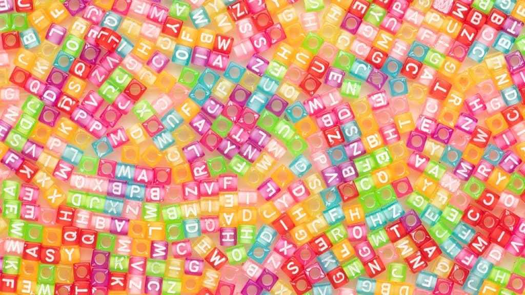 Miçangas coloridas espalhadas representando nomes raros.