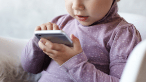 Criança mexendo no celular