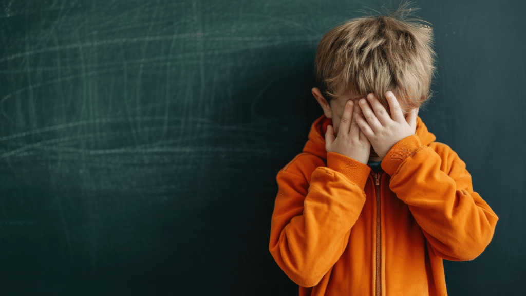 Crinaça com as mãos nos olhos, em um fundo verde