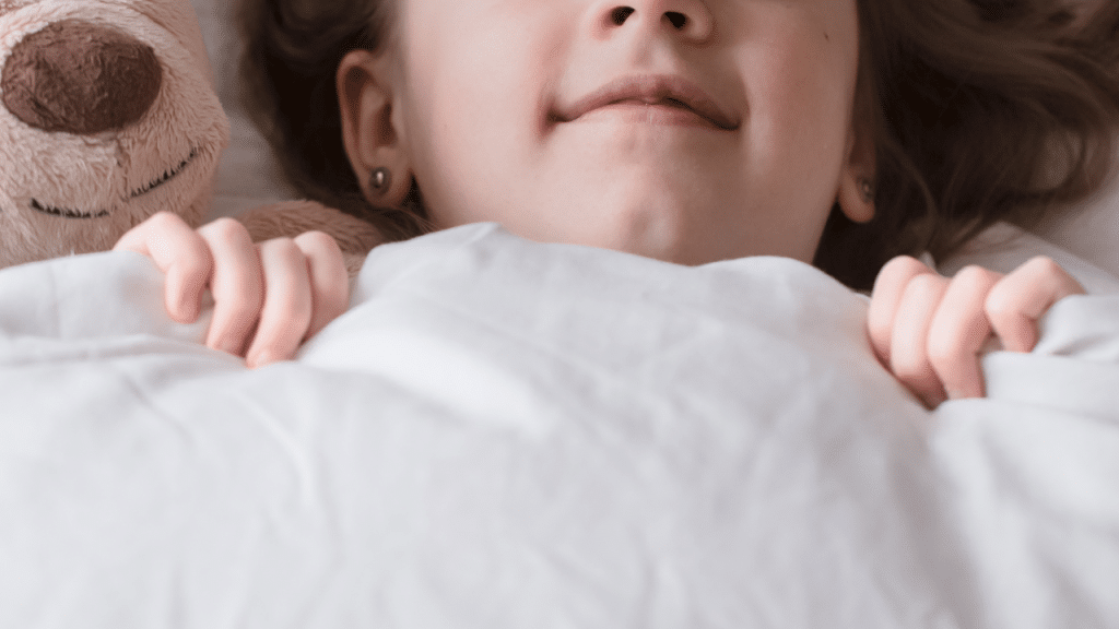 Criança aparentemente dormindo sorrindo