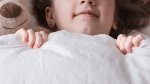 Criança aparentemente dormindo sorrindo