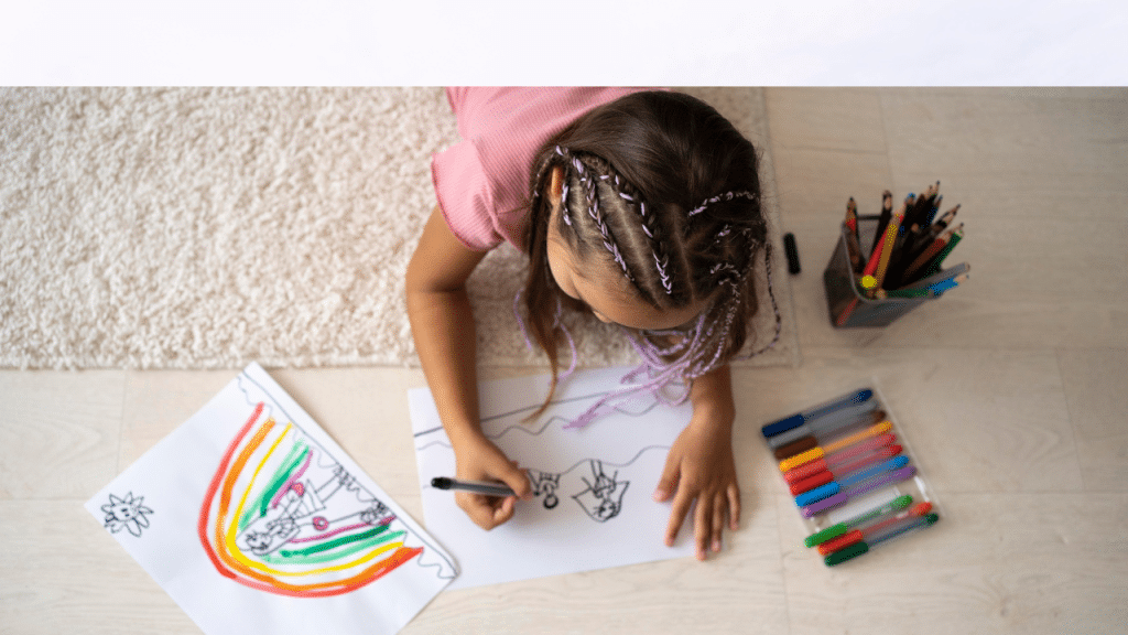 Criança pintando e colorindo desenhos