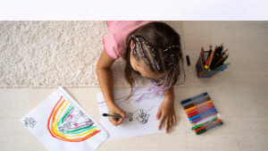 Criança pintando e colorindo desenhos