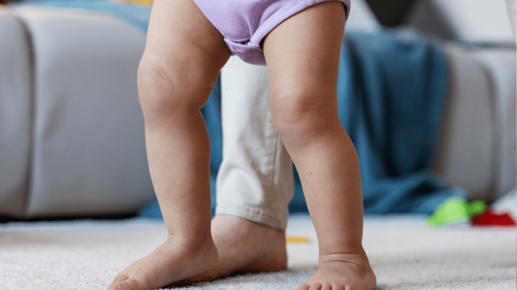 perma de um bebê sendo segurada pela mãe