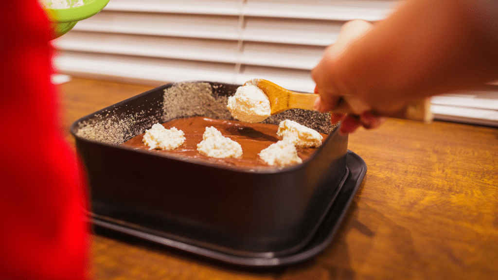 Foto de uma bandeija contendo uma sobrememsa de chocolate