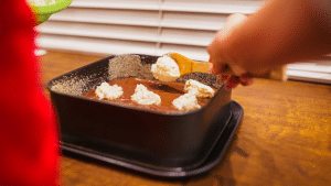 Foto de uma bandeija contendo uma sobrememsa de chocolate