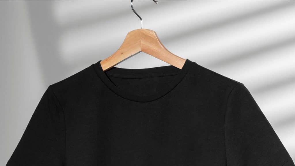 Uma camisa preta em um cabide