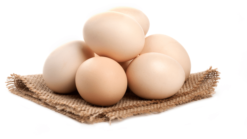 6 ovos amontoados encima de um pano, A imagem tem um fundo branco