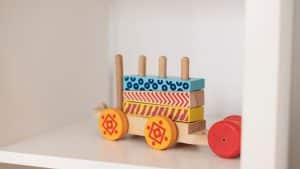 Carrinho de brinquedo colorido, representando o Dia das Crianças.