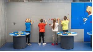 Crianças participando de atividade interativa em museu.