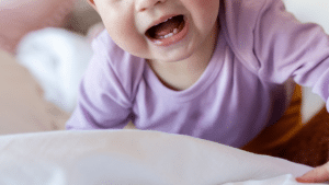 Criança pequena chorando