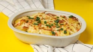 Escondidinho de batata-doce em cima de um pano em frente a um fundo amarelo.