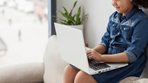 Estudo mostra que crianças no Brasil recorrem à IA para companhia.