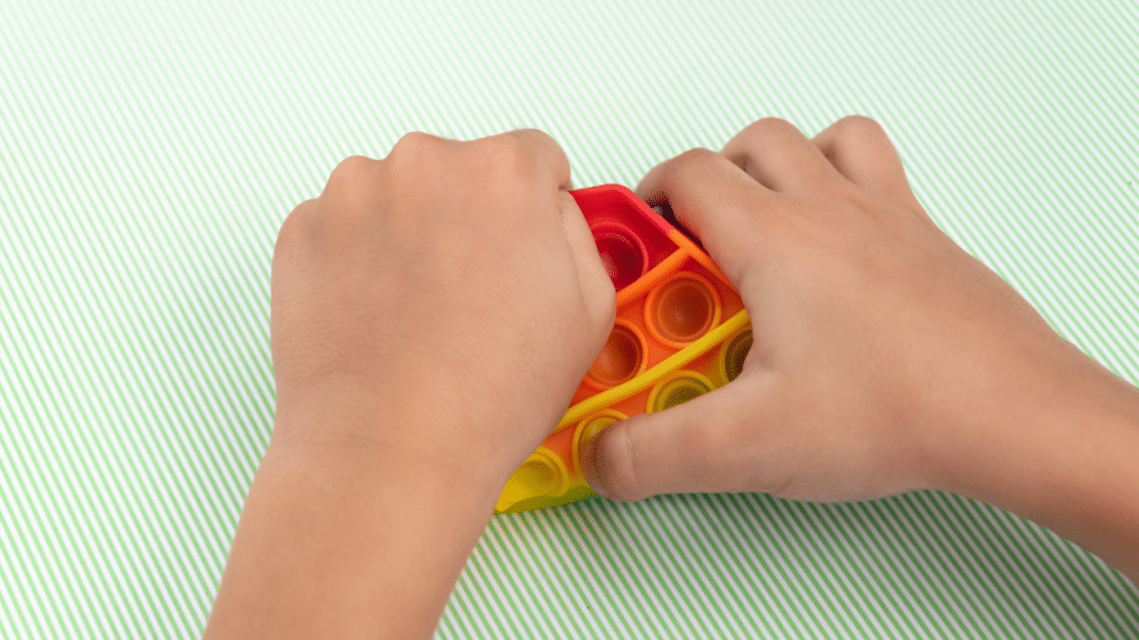 Mãos de criança brincando com cubinhos de montar