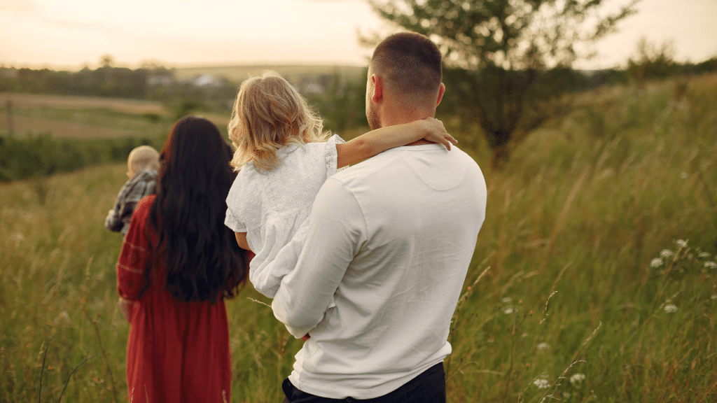 Uma mulher, um homem e duas crianças em um campo