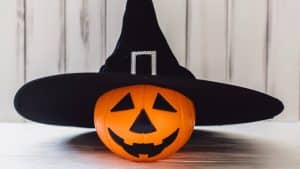 Abóbora com chapéu de bruxa simbolizando uma fantasia de Halloween.
