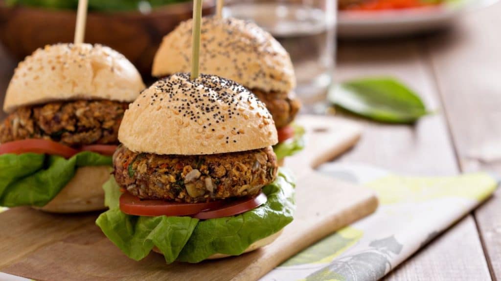 Hambúrguer de grão de bico receita com benefícios.