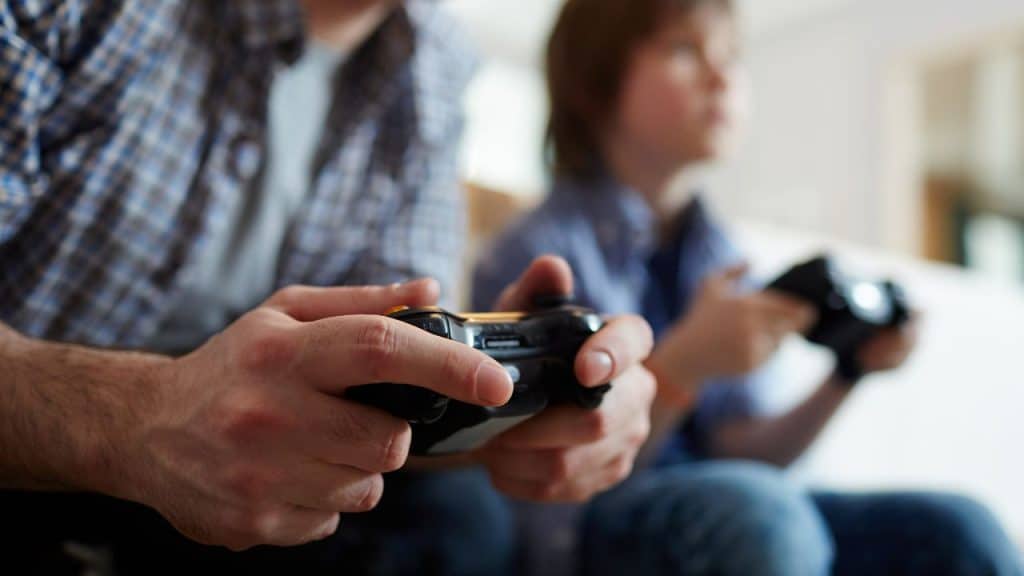 Pai e filho jogando um jogo.