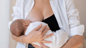 Mulher amamentando o seu filho