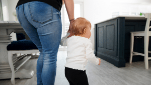 Mãe segurando a mão de um bebê