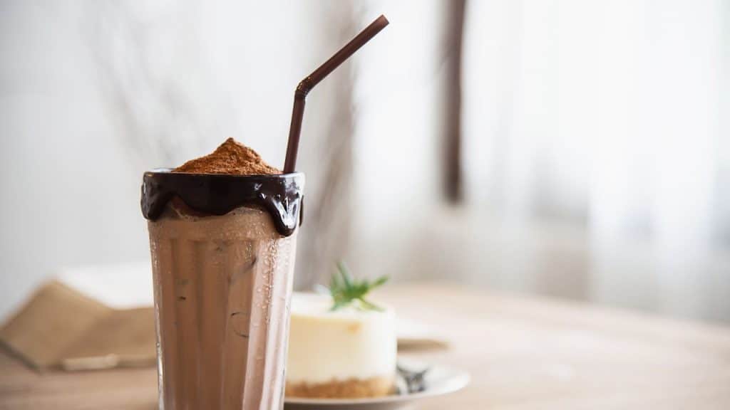 Milk-shake de chocolate com canudo marrom.