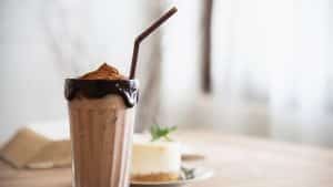 Milk-shake de chocolate com canudo marrom.