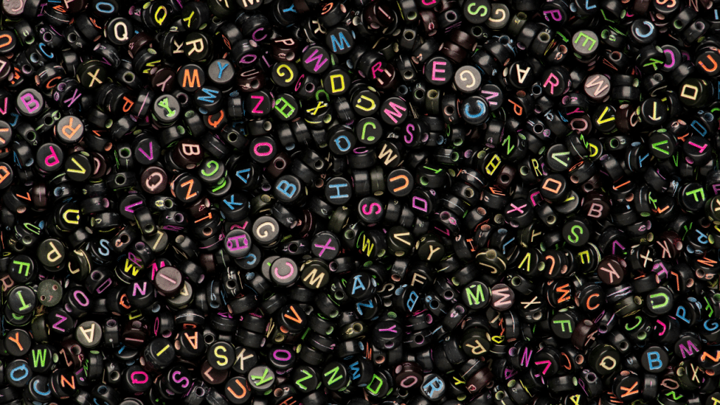 letrinhas espalhadas