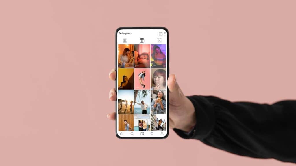 Pessoa segurando um celular com o Instagram aberto.