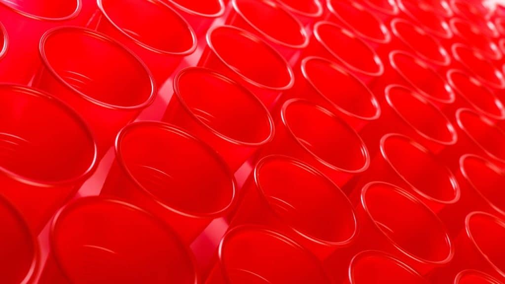 Copos de plástico vermelhos representando a anemia falciforme.