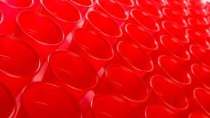 Copos de plástico vermelhos representando a anemia falciforme.