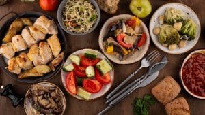 Mesa cheia de alimentos para comer na gravidez.