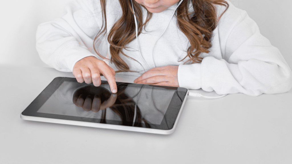 O que os pais devem saber sobre vídeos de criança gerados por IA.