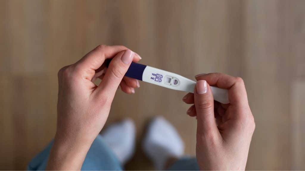Pessoa segurando um teste de gravidez.