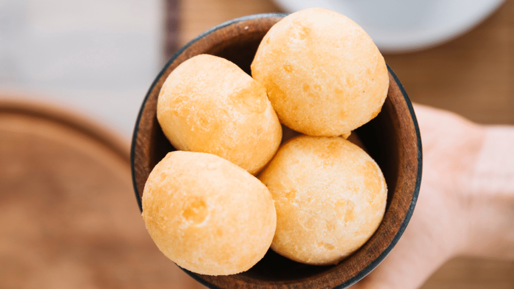Pão de queijo de tapioca simples e delicioso.