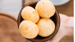Pão de queijo fácil passo a passo.