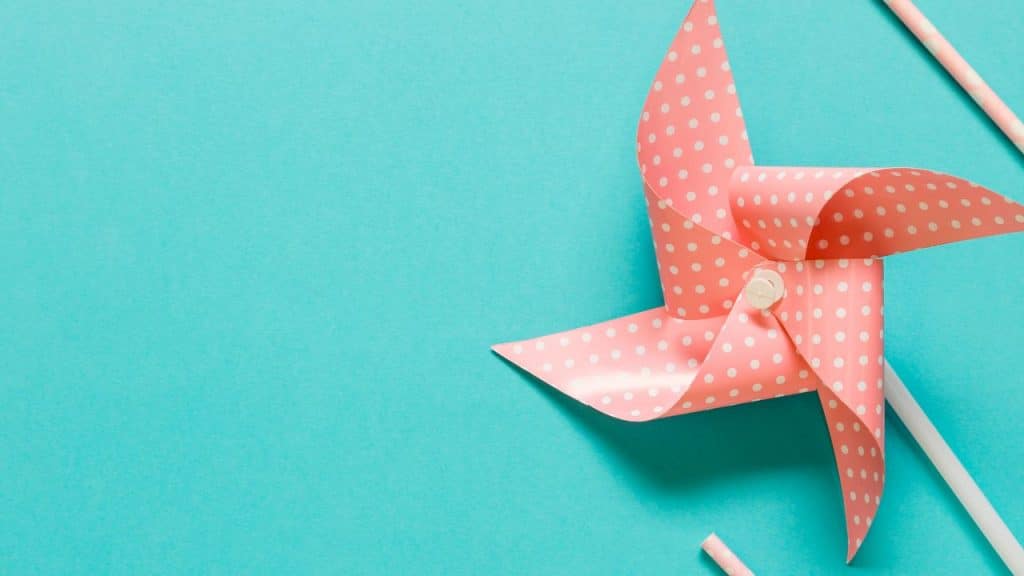 Catavento em um fundo azul representando a parentalidade helicóptero.