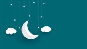 Lua e nuvens penduradas, representando o sono dos bebês.