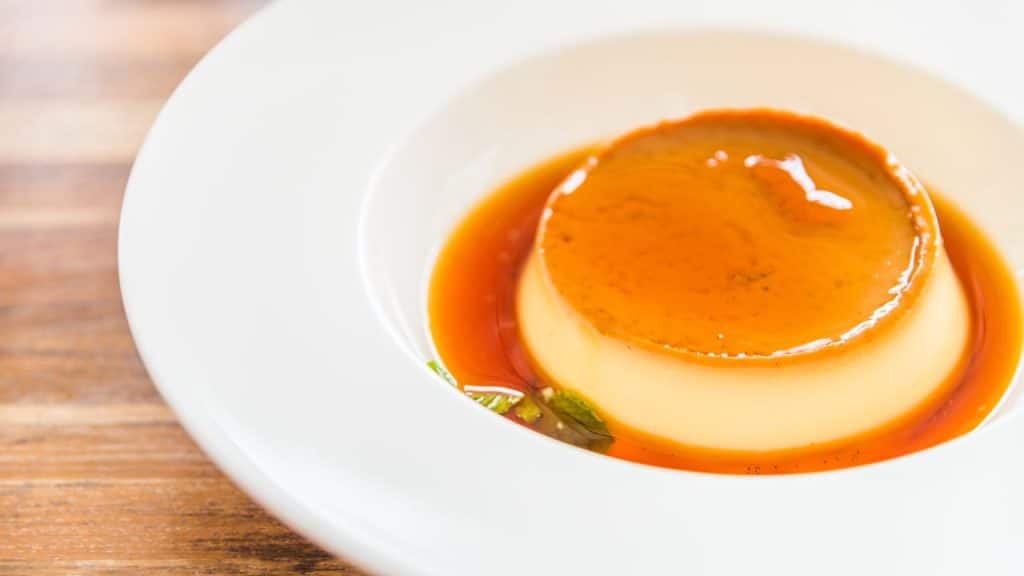 Pudim de frigideira em um prato branco.