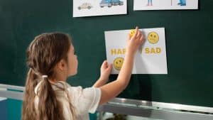 Criança aprendendo um idioma novo.