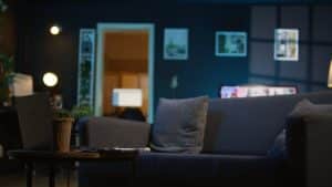 Quando as crianças podem ficar sozinhas em casa durante a noite.