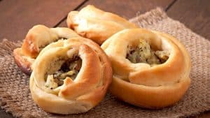 Esfiha aberta sobre uma superfície de madeira.