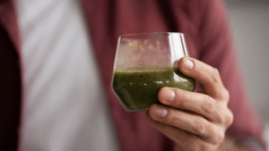 Receita de suco verde detox: benefícios e passo a passo