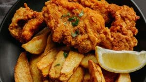 Frango empanado com batatas fritas e limão siciliano.