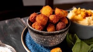 Croquete de abóbora em uma tigela cinza no balcão de uma cozinha.