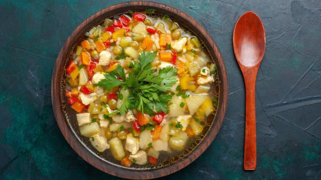 Sopa de legumes vista de cima.