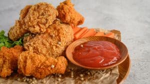 Frango frito com uma porção de ketchup ao lado.