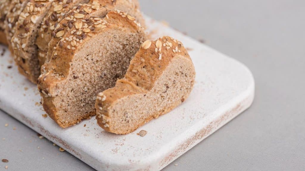 Pão sem glúten em uma bandeja branca.