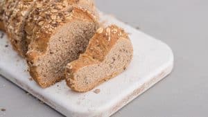 Pão sem glúten em uma bandeja branca.