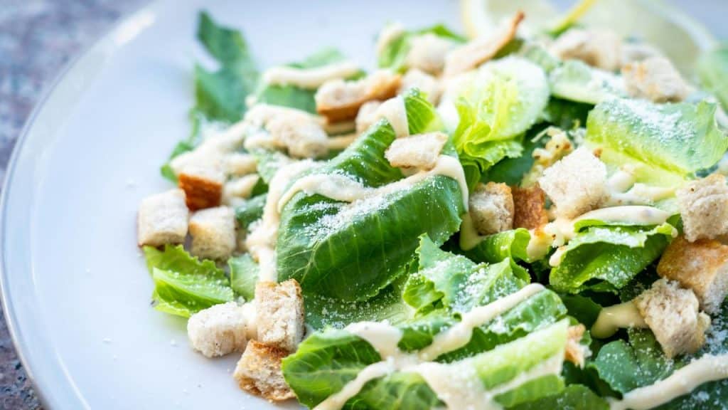 Salada Caesar em um prato branco.